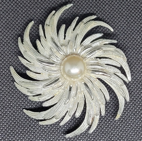 SARAH COVENTRY Vintage Starburst Pinwheel Silver Tone Faux Pearl Brooch - Picture 1 of 16